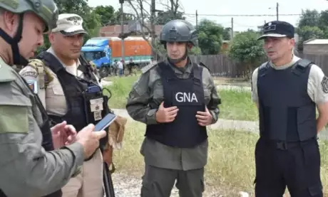  Comandante Ramón Pereyra (izq) y Cmrio Diego Bustos(derch.), en el operativo.