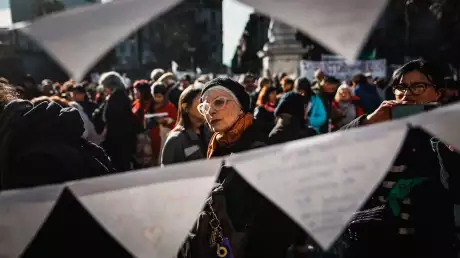 Manifestantes durante una protesta de las Madres de Plaza de Mayo en Buenos Aires, en julio de 2024.Juan Ignacio Roncoroni (EFE)