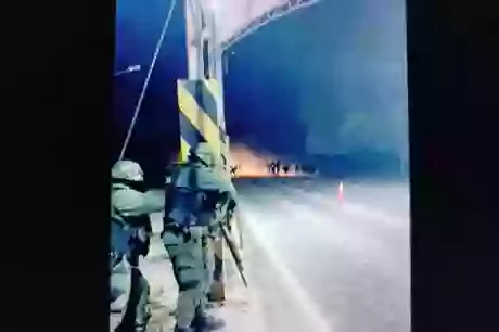 Gendarmes repeliendo bagayeros desde el Puesto 28. . Imagen: Captura de vídeo