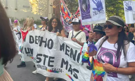  Manifestantes recorriendo el centro, señalando que los derechos adquiridos no se negocian. (NDS)