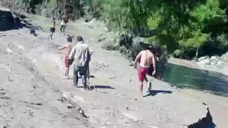 Personas en plena búsqueda en el río Arenales.